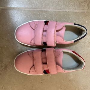 Gucci girls leather sneaker with stripe detail and velcro closure